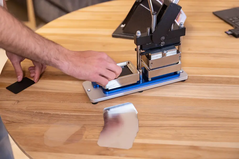Máquina para hacer imanes rectangulares y chapas