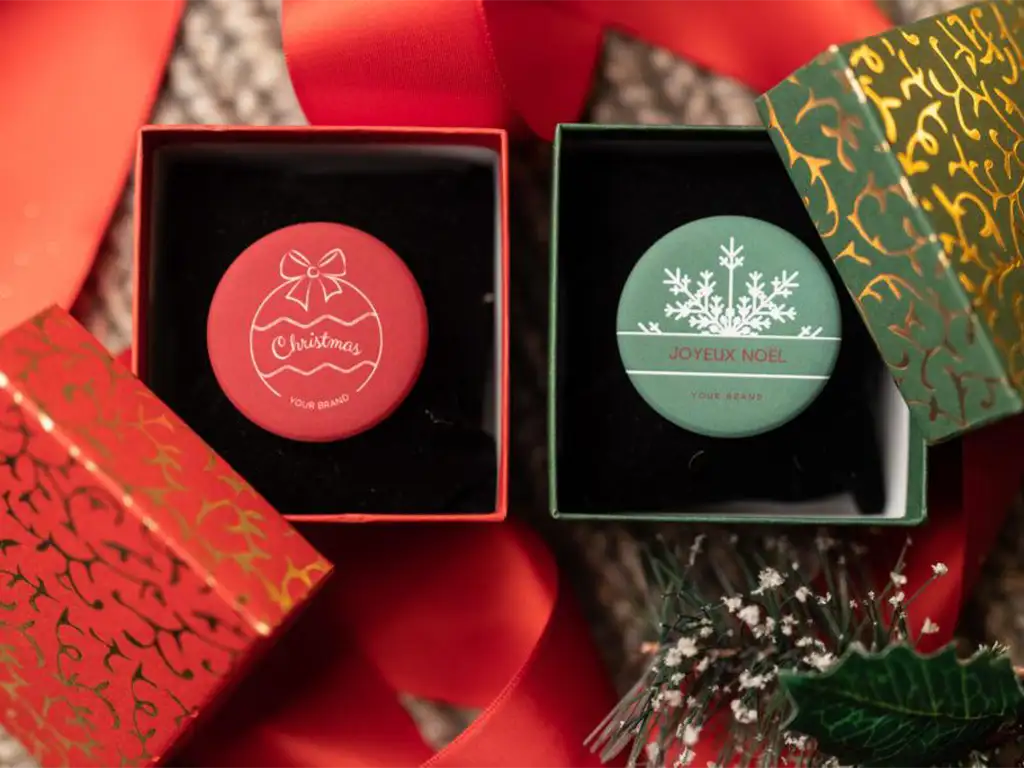 Emballage de Noël avec aimants circulaires rouges et verts