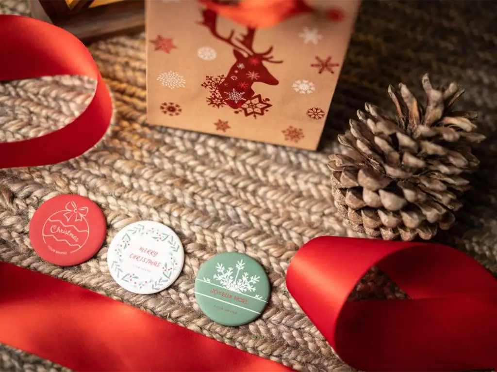Aimants circulaires en tôle avec un fond de Noël