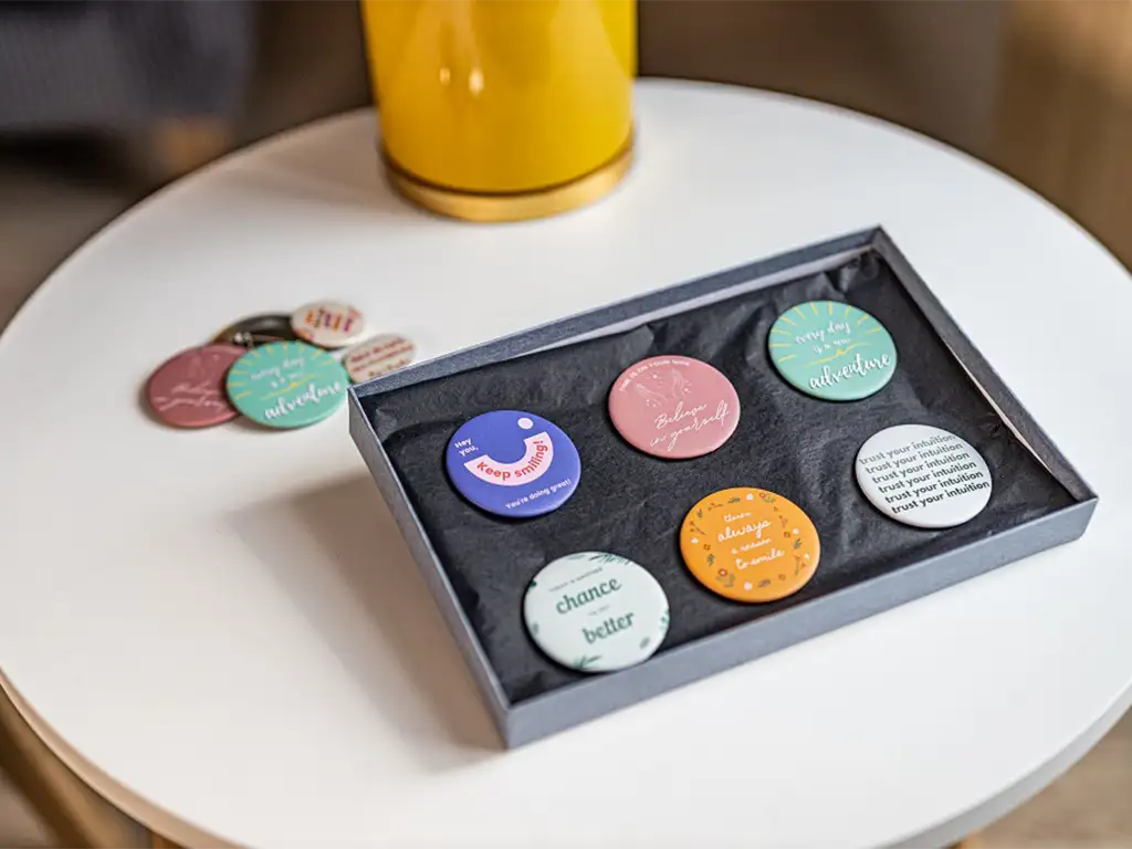 Exemple de badges magnétiques circulaires sur une table
