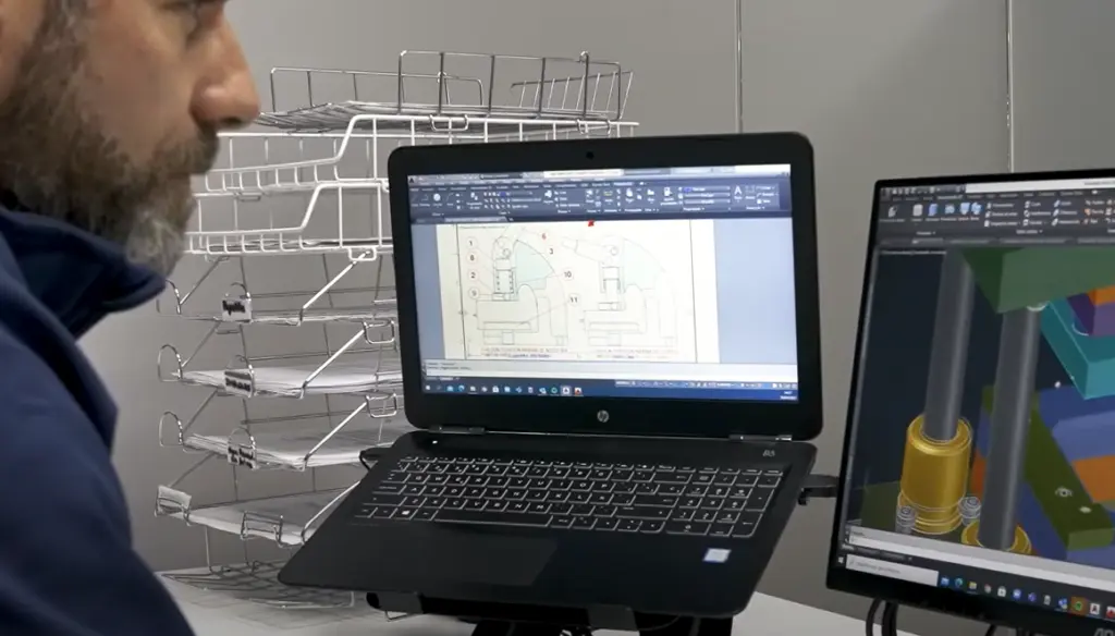 Oscar Galí delante del programa de diseño industrial