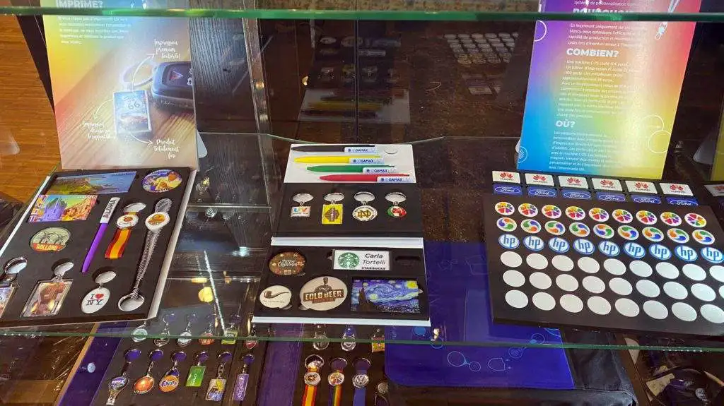 Vitrina muestrario chapas y otros productos IDGAMAX